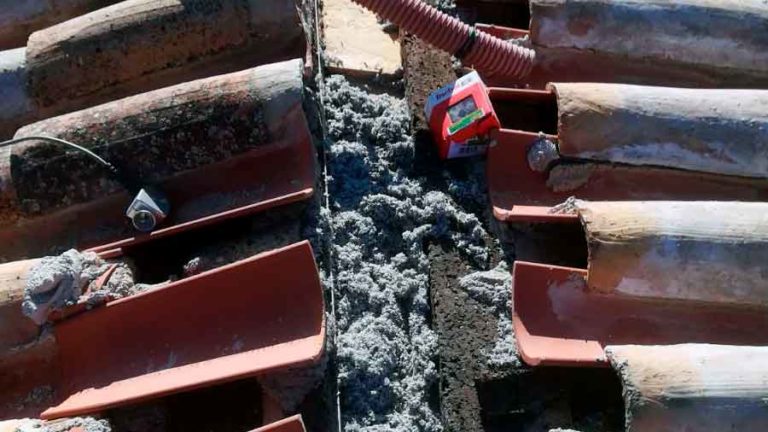 Aislamiento térmico con celulosa de una masía en Querol