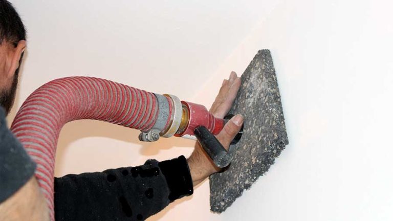 Aislamiento térmico de paredes con celulosa