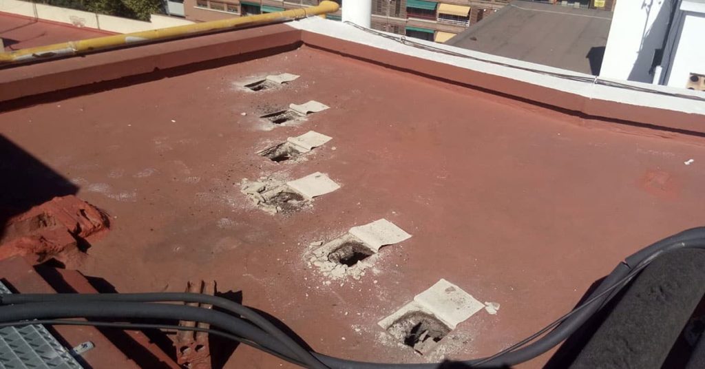 Aislar techo desde azotea insuflando celulosa