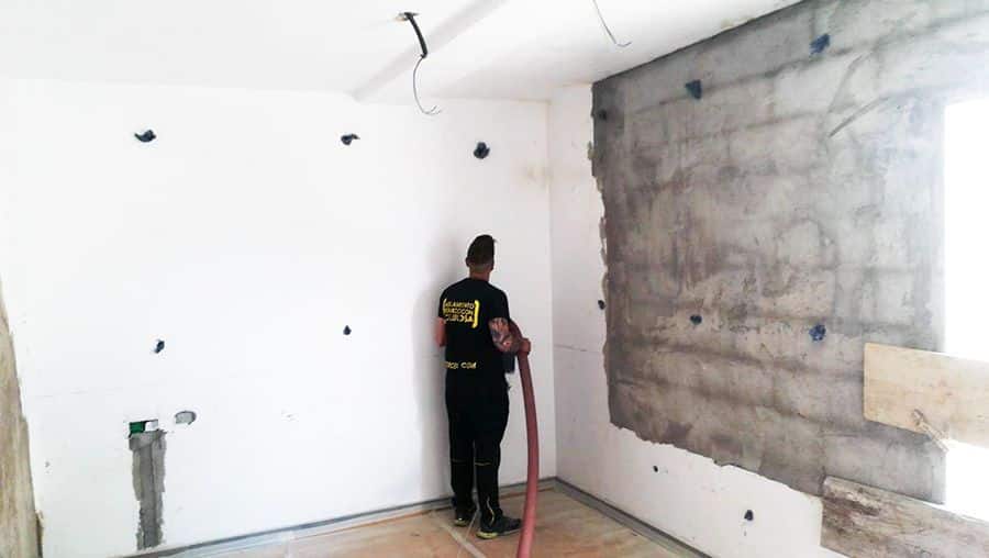 Cómo aislar una casa del calor con celulosa insuflada en paredes