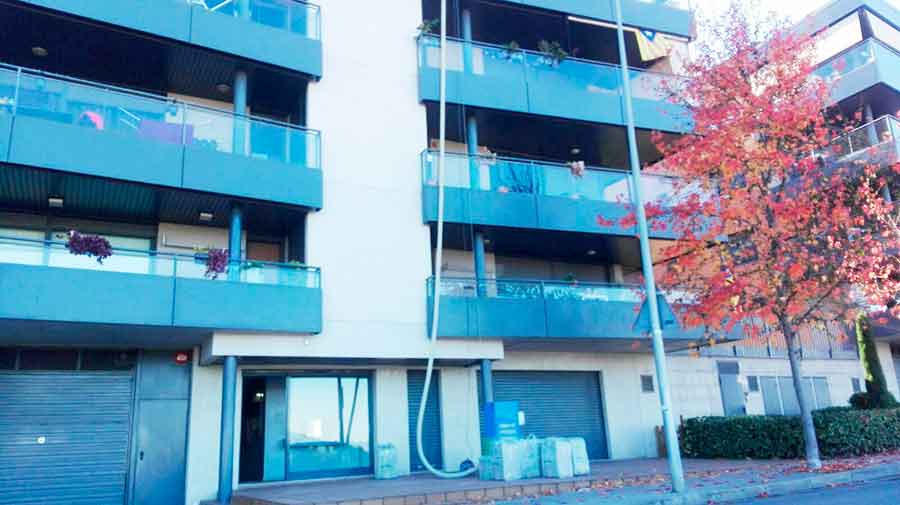 Aislar paredes y falso techo en piso situado en Gelida