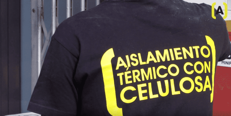 Aislar térmicamente un falso techo mediante insuflado de celulosa.