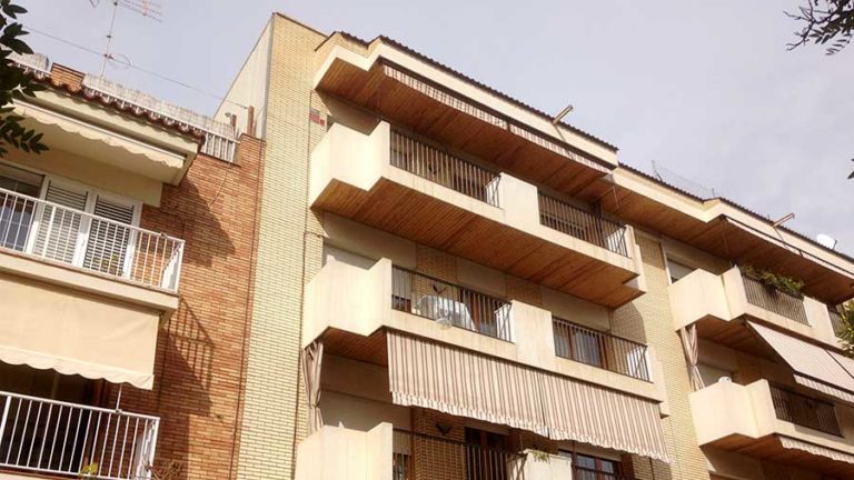 Insuflado de celulosa en el techo de un ático