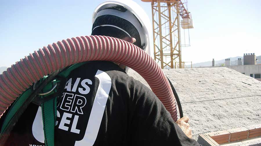 Proyectado de celulosa en cubierta