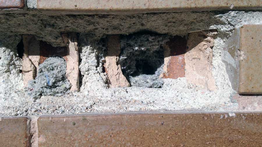 Detalle del acceso para insuflado de celulosa por el exterior