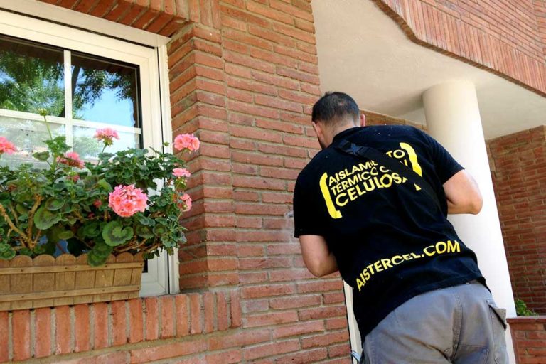 Insuflado de celulosa en cámara de aire desde el exterior.