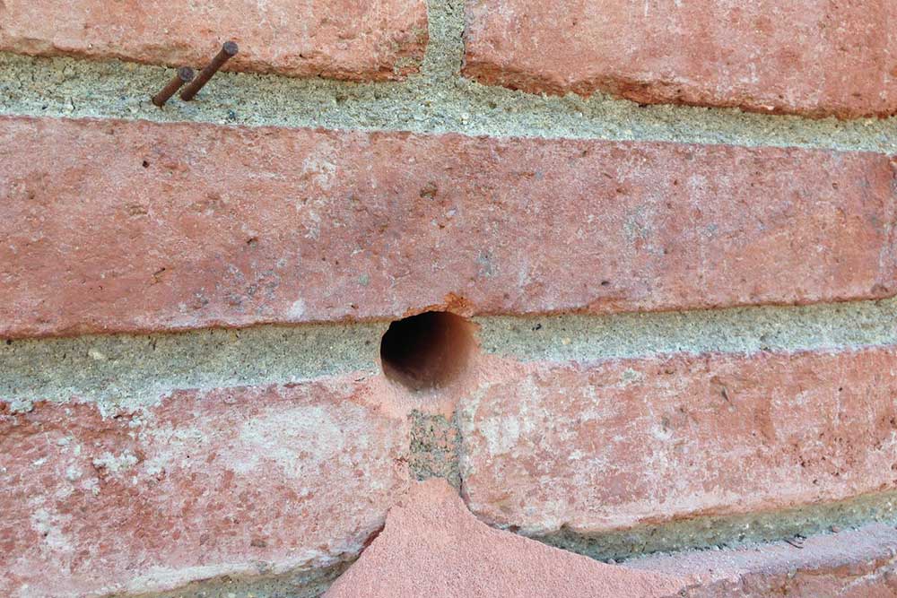 Insuflado en cámara de aire desde el exterior.