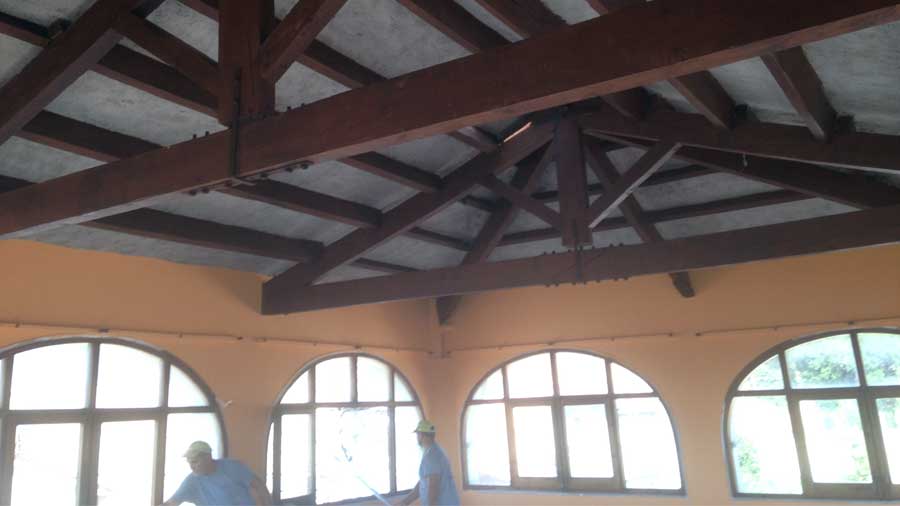 Proyectado de celulosa bajo cubierta