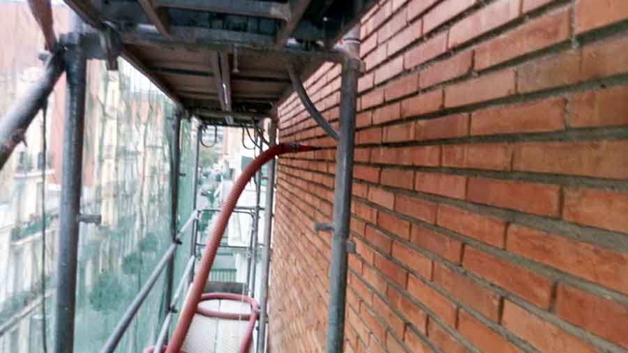 Insuflado de celulosa en una rehabilitación de fachada