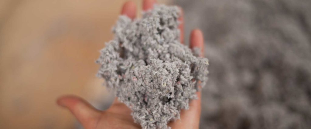 Aislamiento acústico y térmico con celulosa insuflada en cámara de aire.