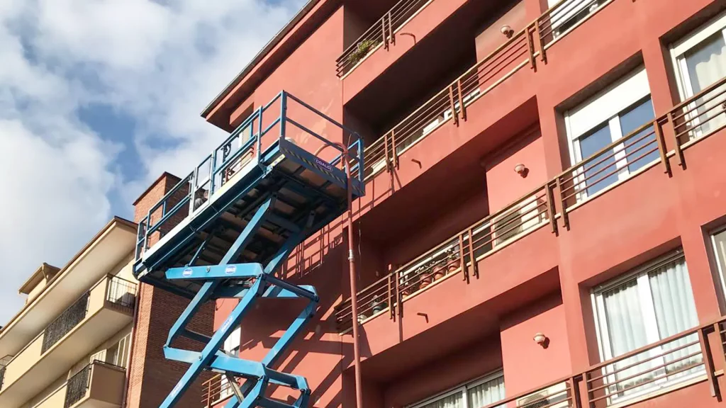 Aislar fachada térmicamente mediante insuflado de celulosa por el exterior