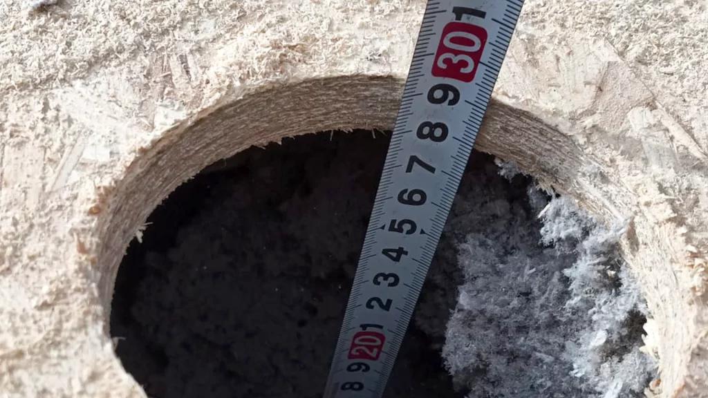 Insuflado de celulosa en tejado de madera para crear una manta de protección térmica y acústica de más de 25 centímetros.