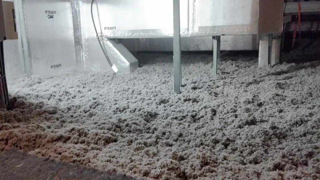 Aislamiento térmico con celulosa en buhardillas no transitables
