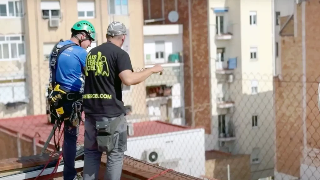 Aislamiento de tabiquel pluvial en Barcelona con celulosa aplicada en trabajos verticales.