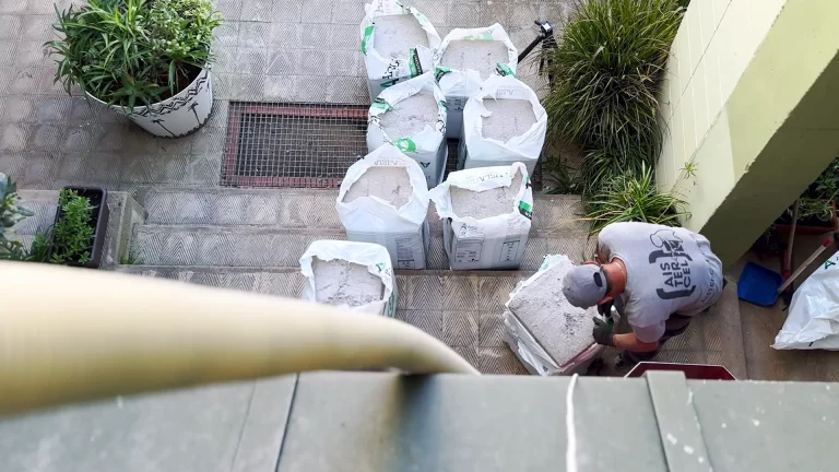 Aislamiento con celulosa de la cubierta de la Escola Aulet, en Celrà, Girona